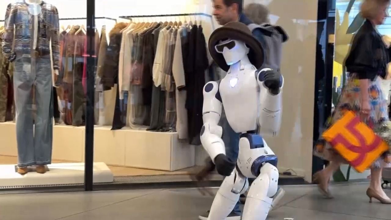 Roboter-Attacke in München: Passant tritt tanzenden Roboter um