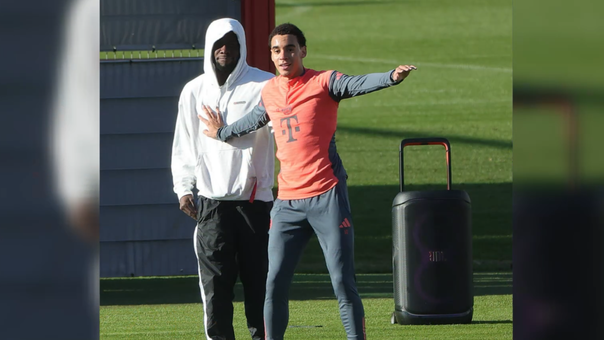 FC Bayern: Jamal Musiala schmeißt Musikbox an - Alphonso Davies feierts