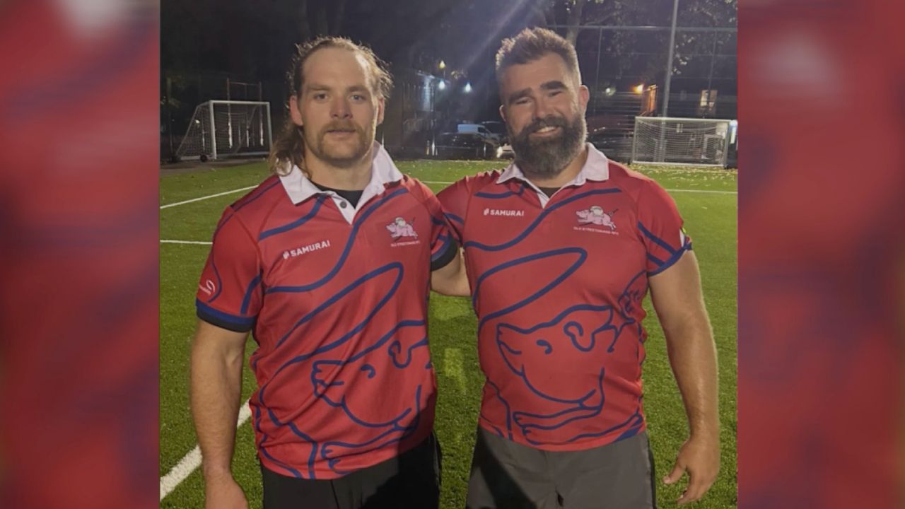 NFL: Es kracht gewaltig! Jason Kelce teilt im Rugby aus