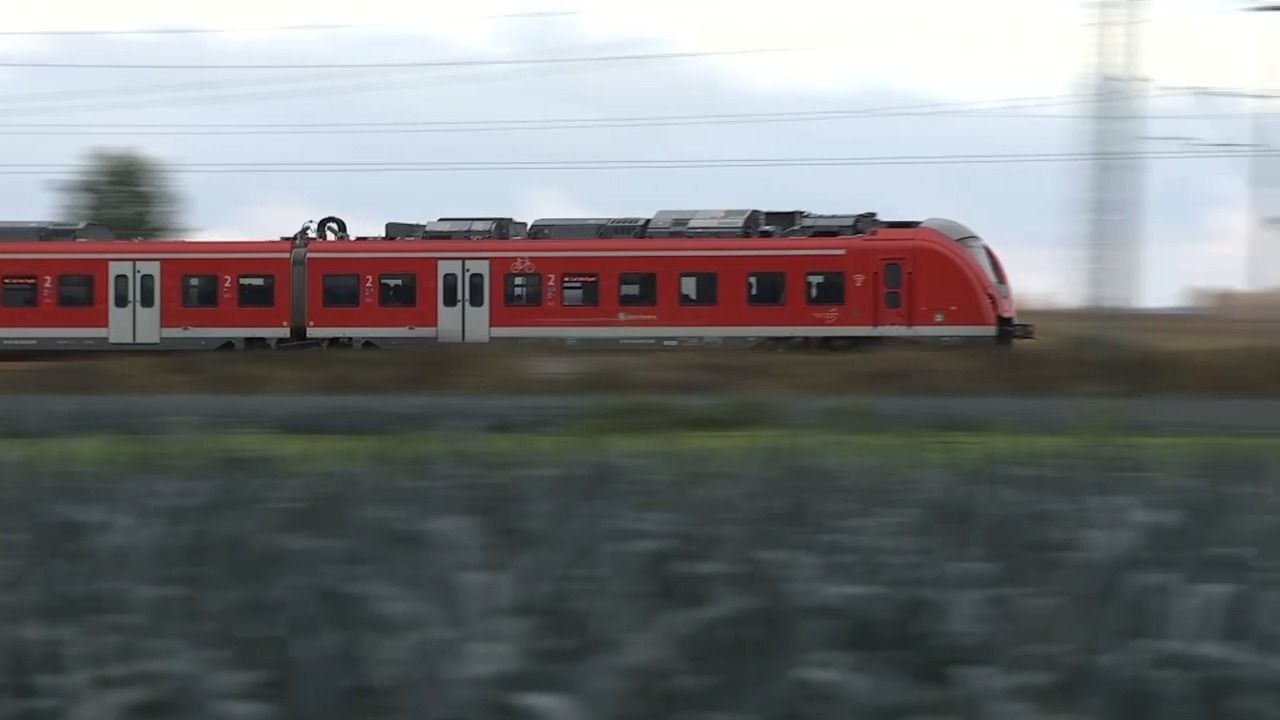 Bahnfahren wird teurer? Bernreiter warnt vor weniger Regionalzügen