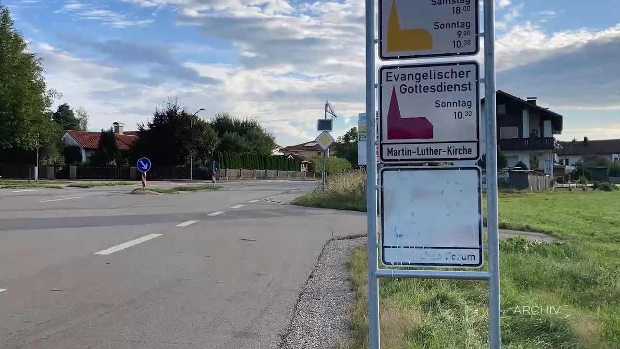 Freitagsgebet-Schild wieder beschmiert: 23-Jähriger auf frischer Tat ertappt