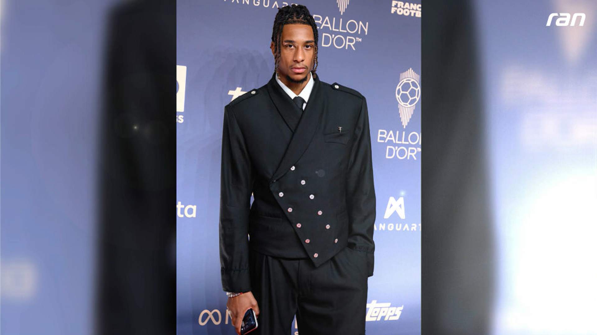 FC Bayern: Michael Olise mit Statement-Outfit beim Ballon d'Or