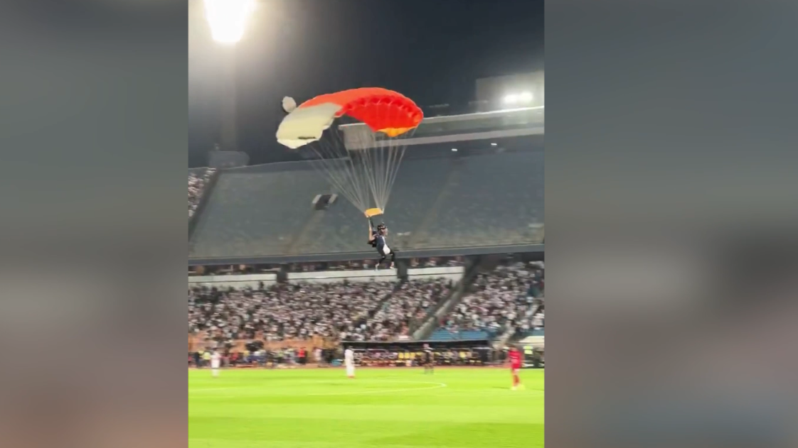 Fußball: Spektakulärer Anflug! Spielball kommt per Fallschirm