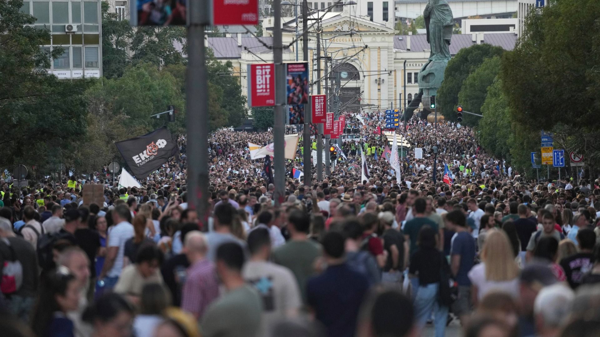 Zehntausende protestieren in Serbien