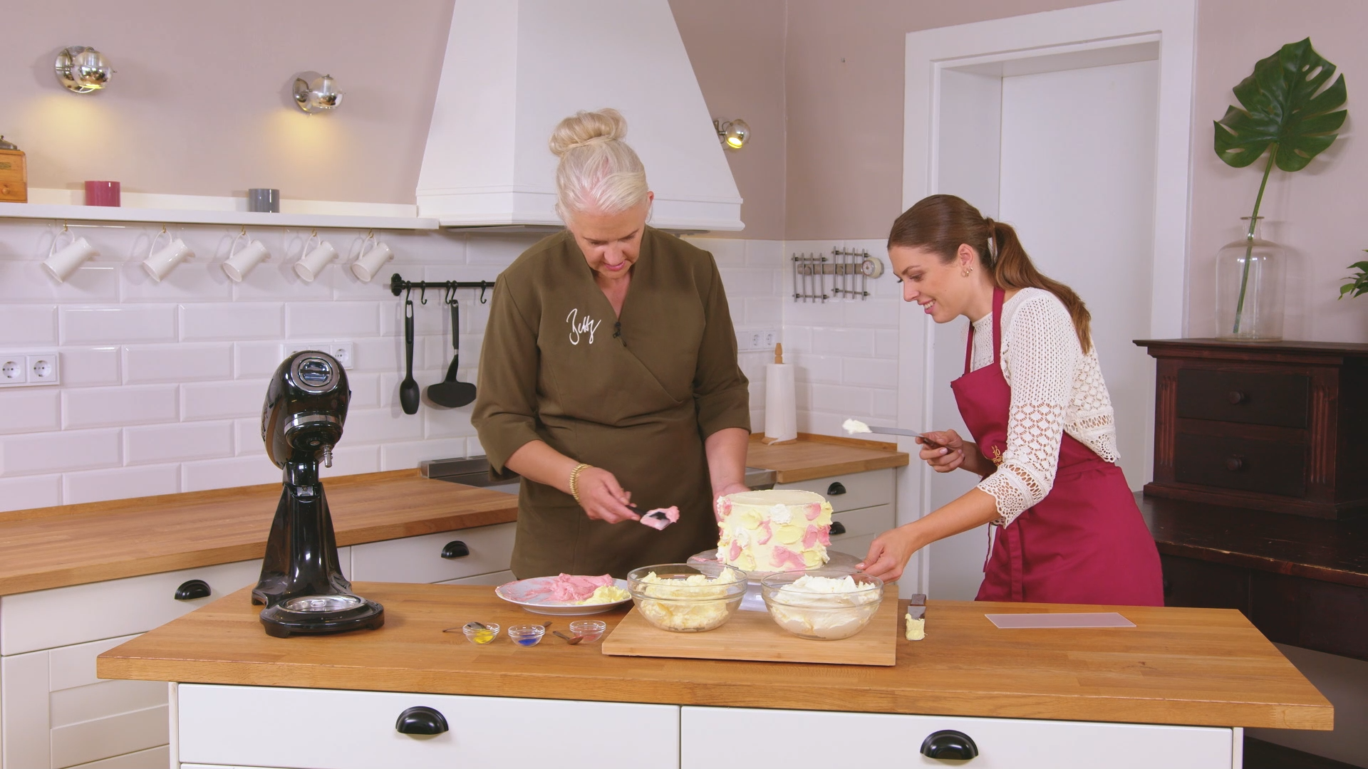 Bettys Backtipps: Buttercreme färben und einstreichen