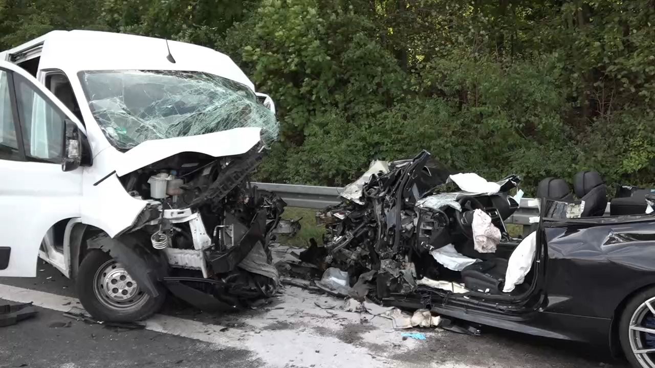 Schwerer Unfall auf B8: Geisterfahrer kracht in Kleintransporter