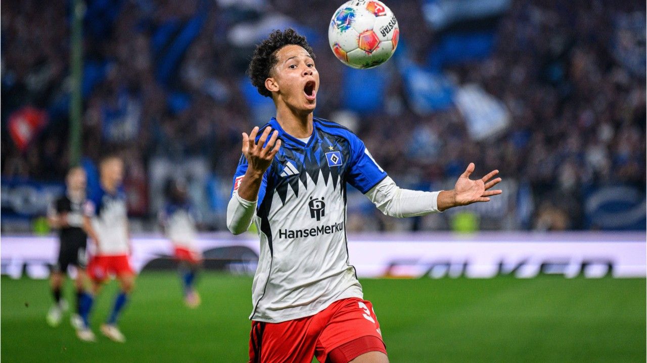 HSV "Lichtjahre entfernt" - Netz entsetzt von Schiri Dingert