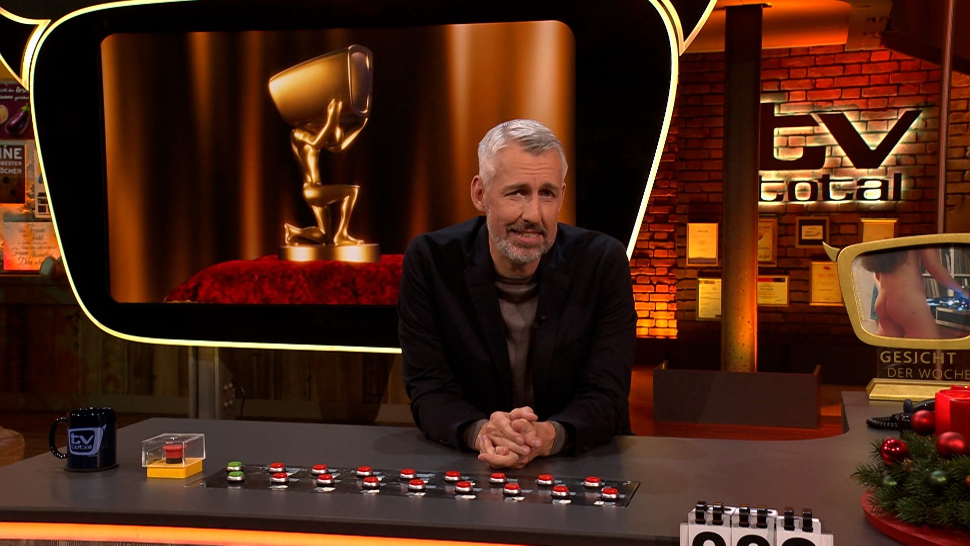 TV totals Zukunft: Wir lassen uns die Karten legen!