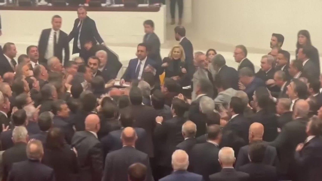 Wilde Schlägerei im türkischen Parlament
