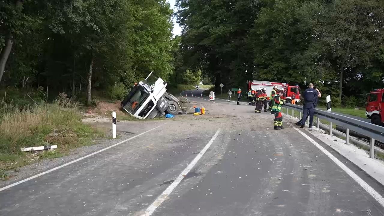 Schwerer LKW-Unfall bei Trockau: Fahrer aus Führerhaus befreit