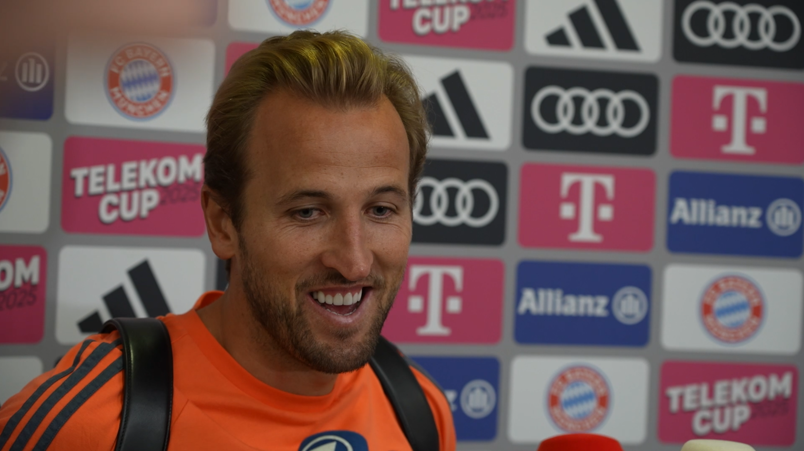 FC Bayern: Harry Kane lacht über seinen Elfer-Fehlschuss!