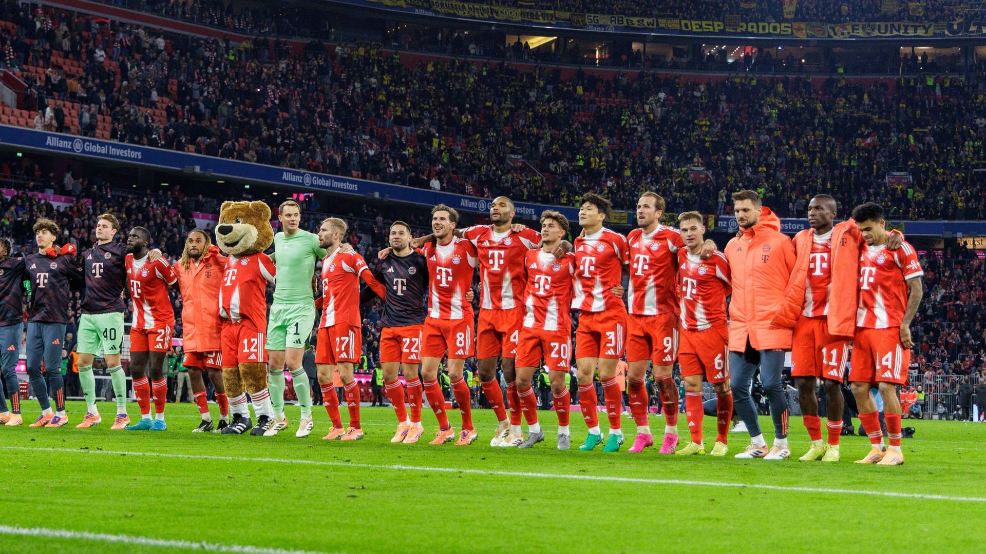 FC Bayern verhöhnt BVB mit Fangesang - Harry Kane packt Grätsche aus