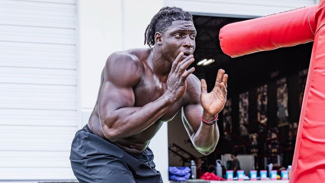 NFL: Erstes Training - Eagles-Rookie kann Helm nicht alleine aufsetzen