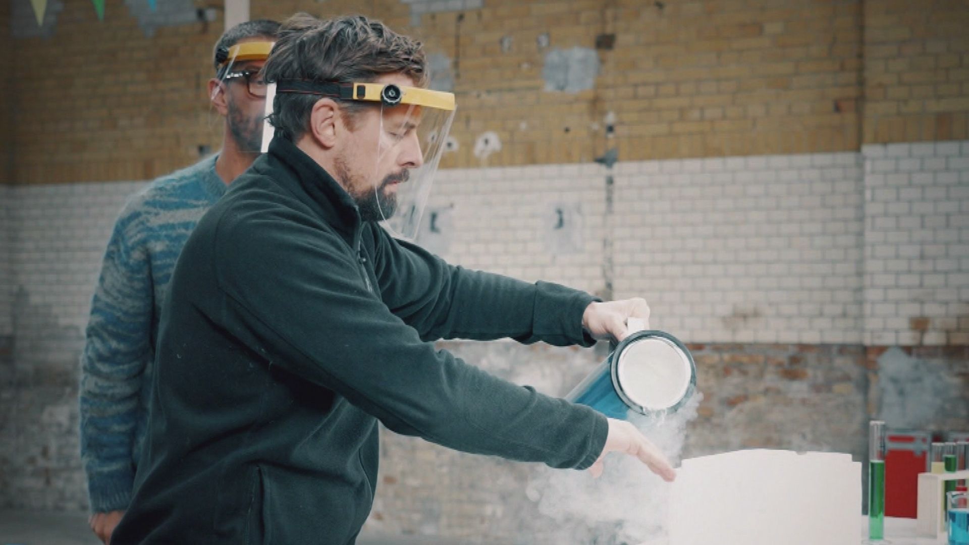 Minus 200 Grad kalter Stickstoff! Joko und Klaas machen den Kältetest