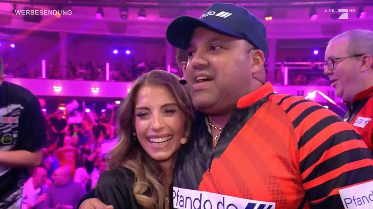Promi-Darts-WM: "Lass Lotto spielen"! Ailton staunt über Cathy Hummels