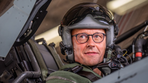CDU-Chef Merz verteidigt Flug im Eurofighter