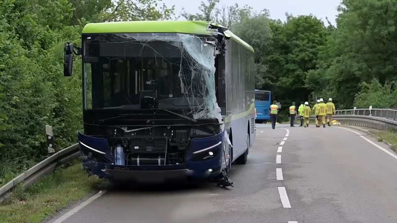 Tödlicher Busunfall bei Hebertshausen: Ermittlungen gegen einen der Fahrer