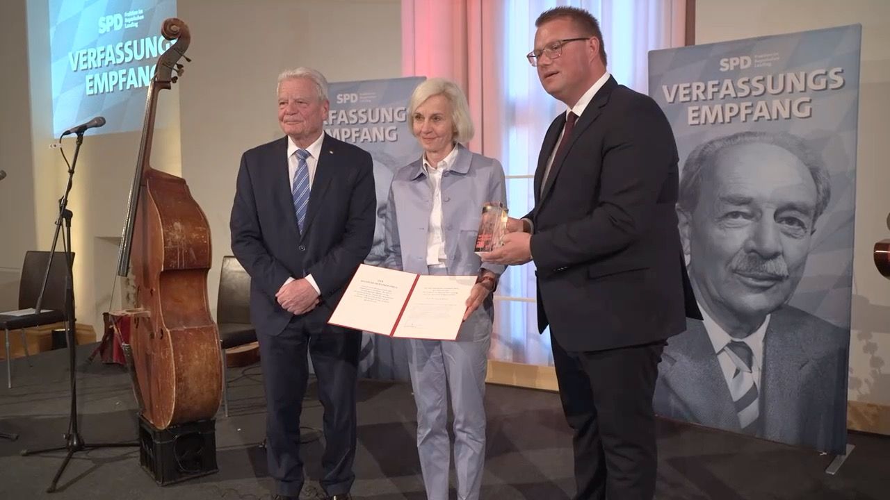 Einsatz für Demokratie geehrt: Preis für Ursula Münch