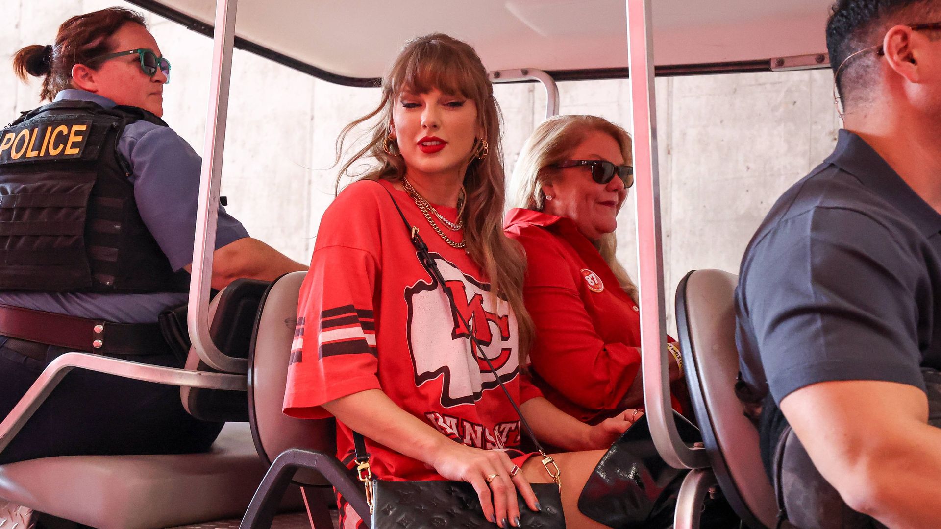 NFL: Taylor Swift mit berühmtem Gast bei Chiefs-Spiel