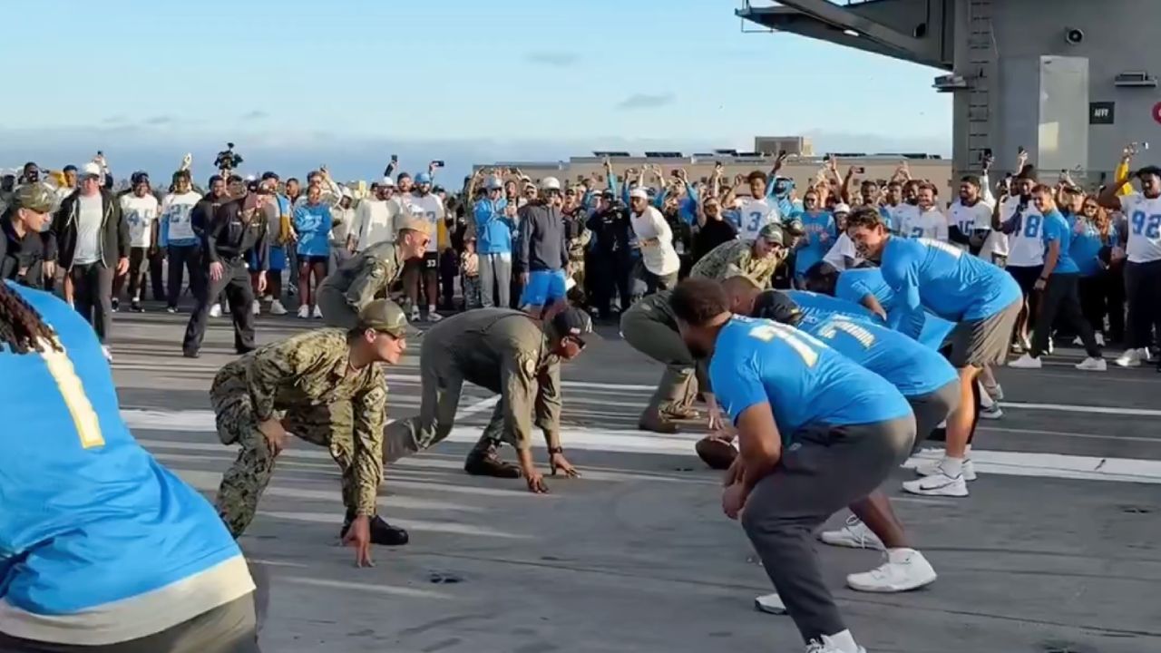 NFL: Chargers vs. Navy! Football-Match auf Kriegsschiff