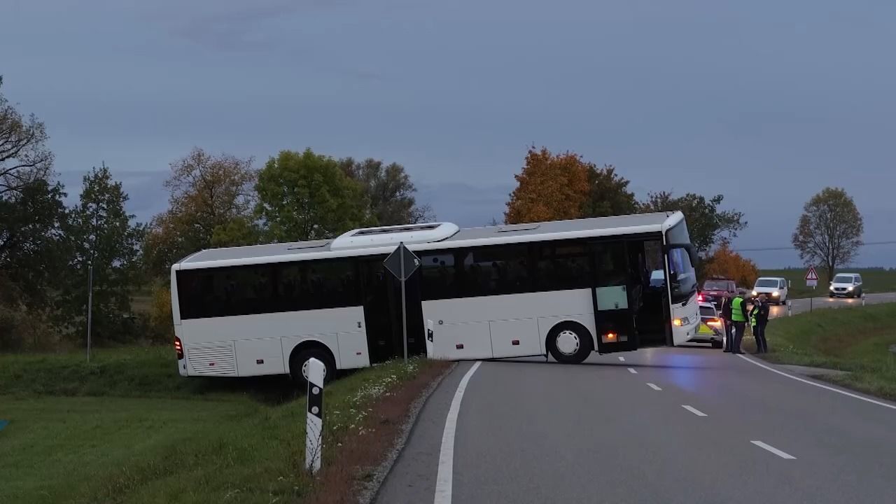 Bus im Straßengraben: Wendemanöver blockiert Landstraße