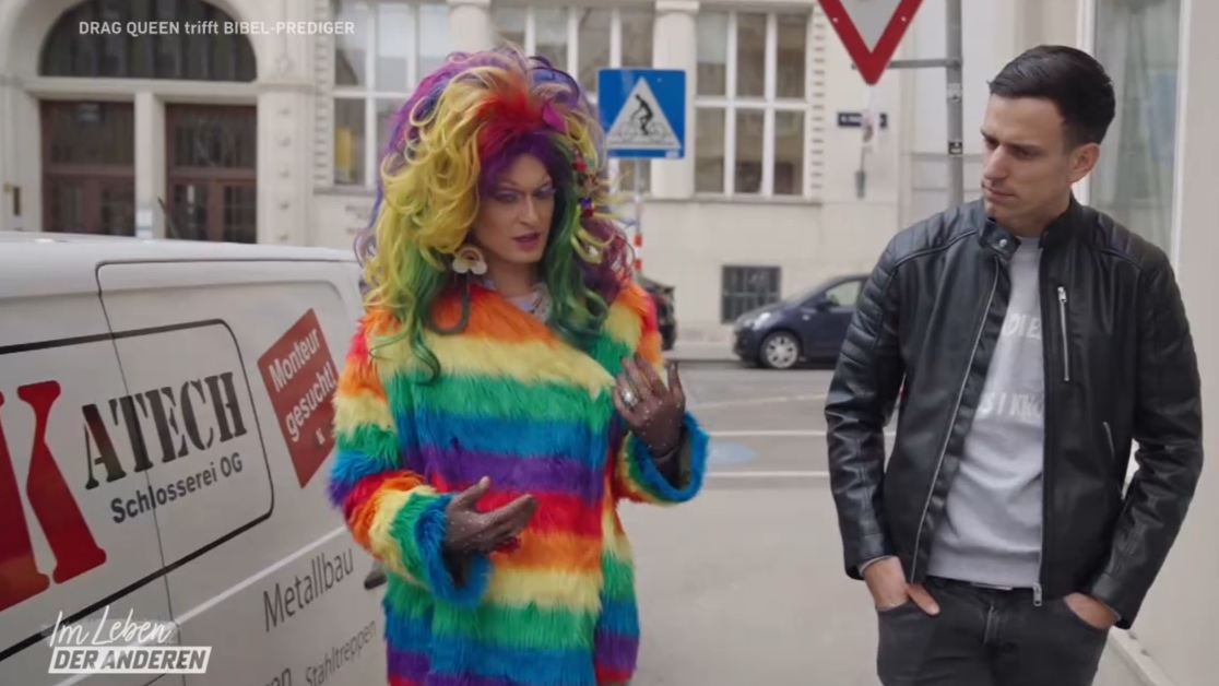 Dragqueen trifft Bibelprediger