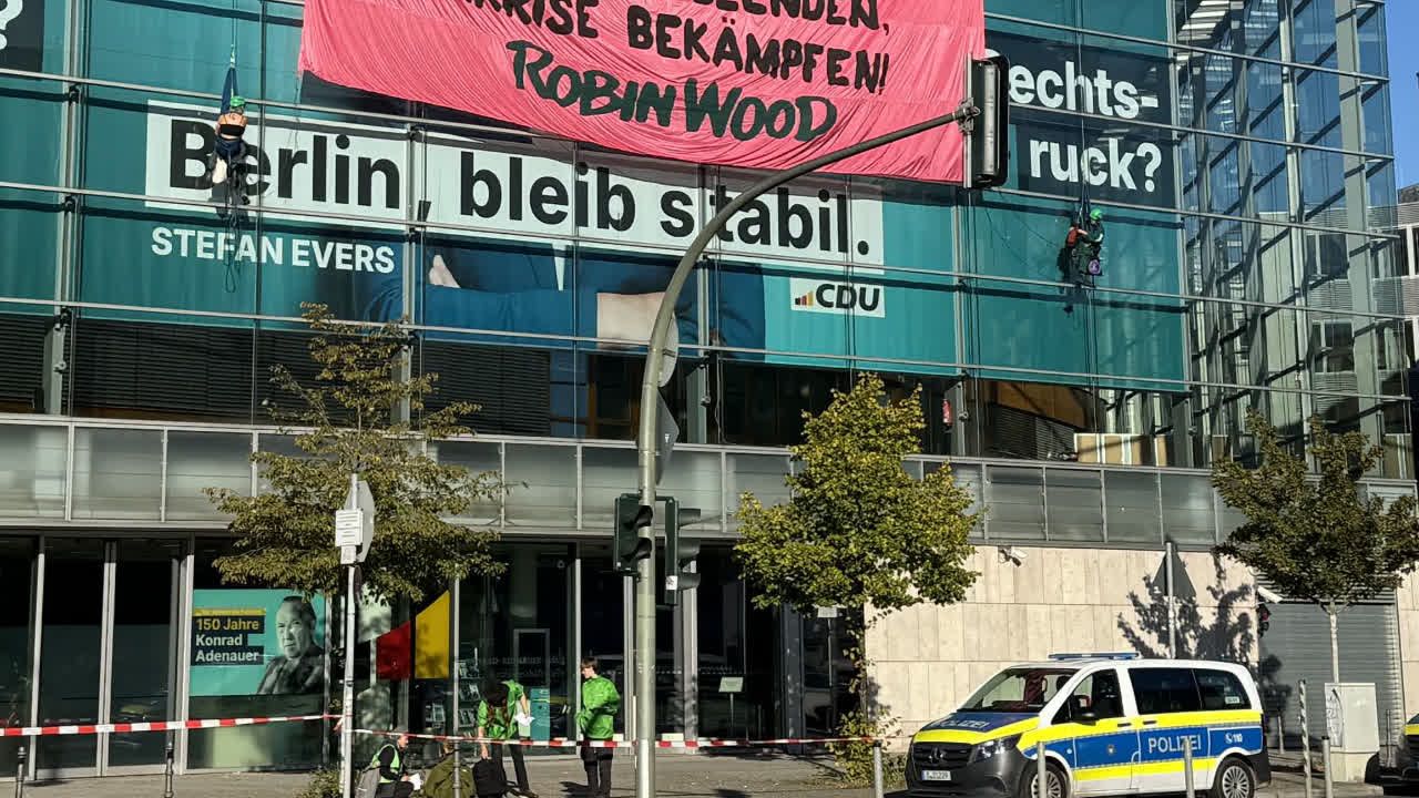 Kletter-Protest an CDU-Zentrale