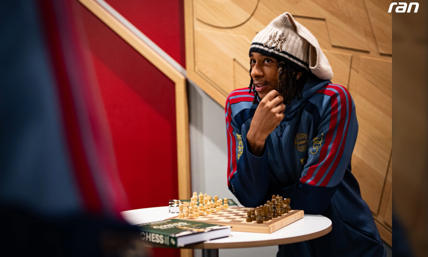 Olise spielt Schach! Bayern-Star strahlt am Brett