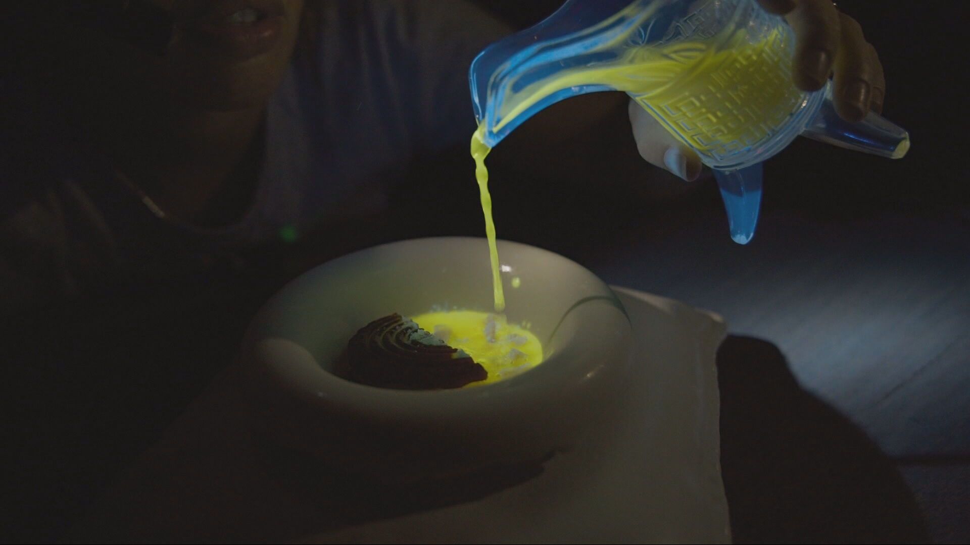 Gelb, grell und fast schon giftig: Malaysias Neon-Dessert im Geschmackstest!