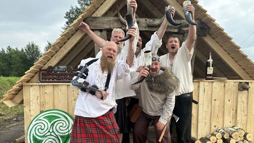 Asbach Deutschlands beste Hammer-Party Asbach Deutschlands beste Hammer-Party Folge 1: "Die Wikinger vom Campingplatz" vs. "Die Rock 'n Roller"