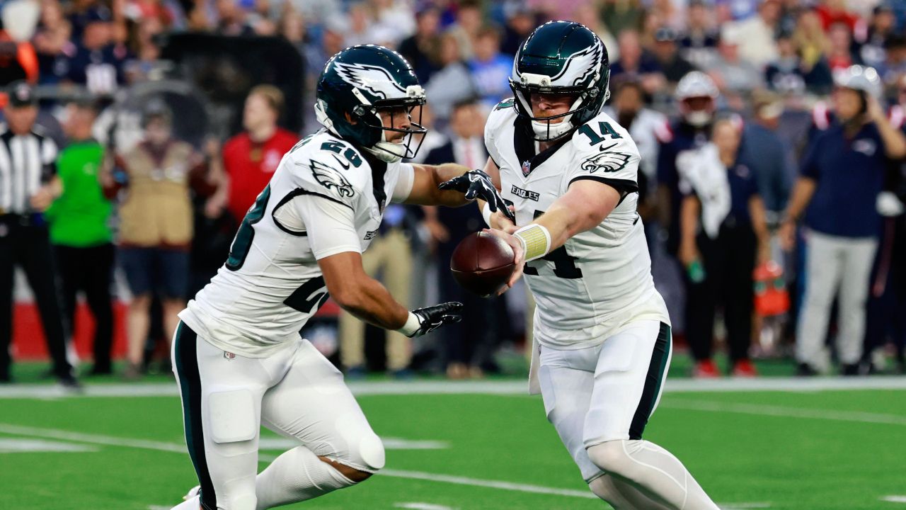 NFL: Brutaler Stiff-Arm! Eagles-Star räumt Patriots ab