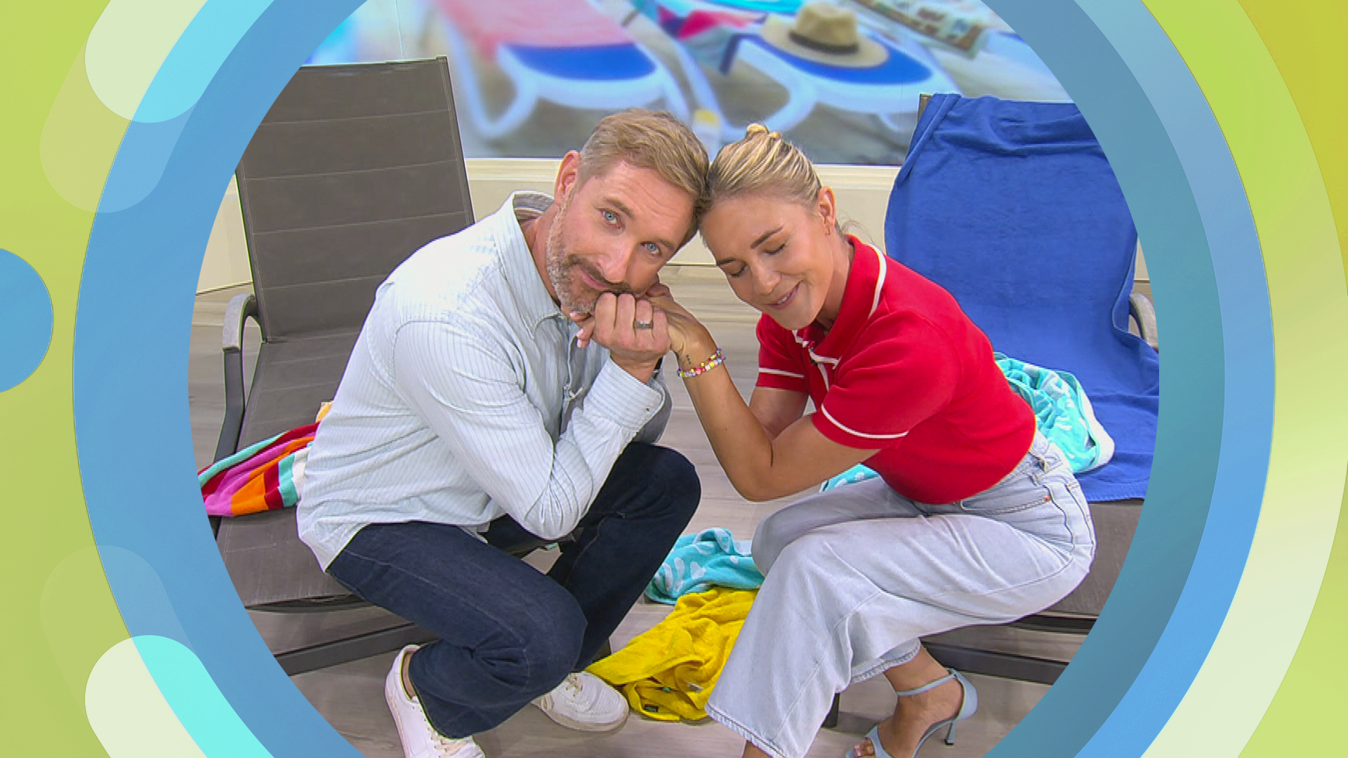Vorhang auf fürs Strandtuch-Musical mit Alina & Boschi