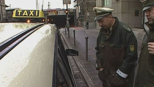 Quiz Taxi Quiz Taxi Folge 17: Aus dem Passanten-Joker wird der Polizisten-Joker - können die Beamten helfen?