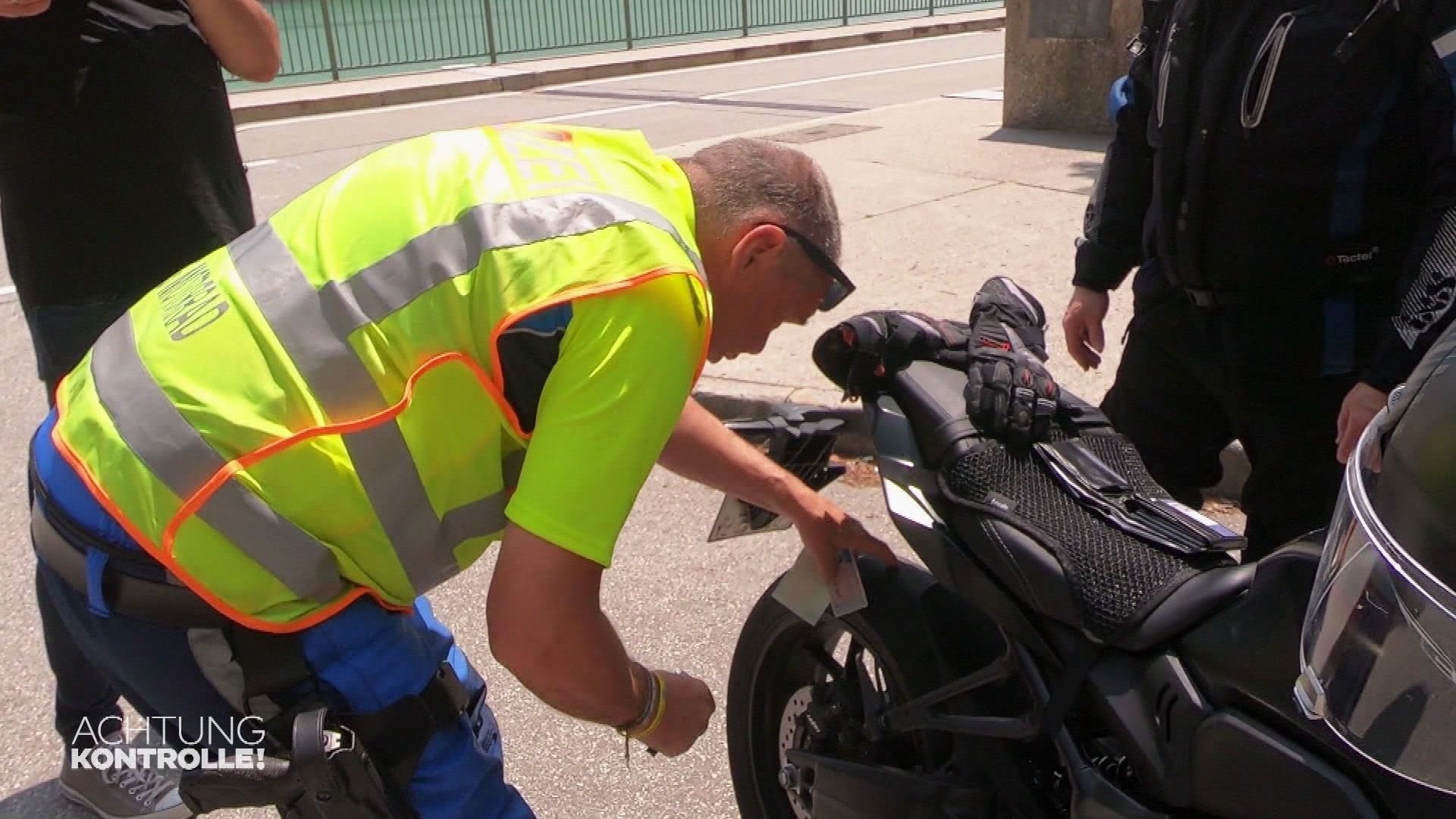 Themen u. a.: Ausfahrt in den Alpen - Motorradkontrolle Oberbayern