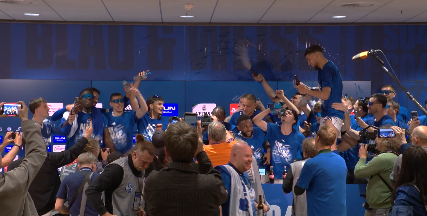 FC Schalke: Aufstieg! Spieler machen Muslic nass