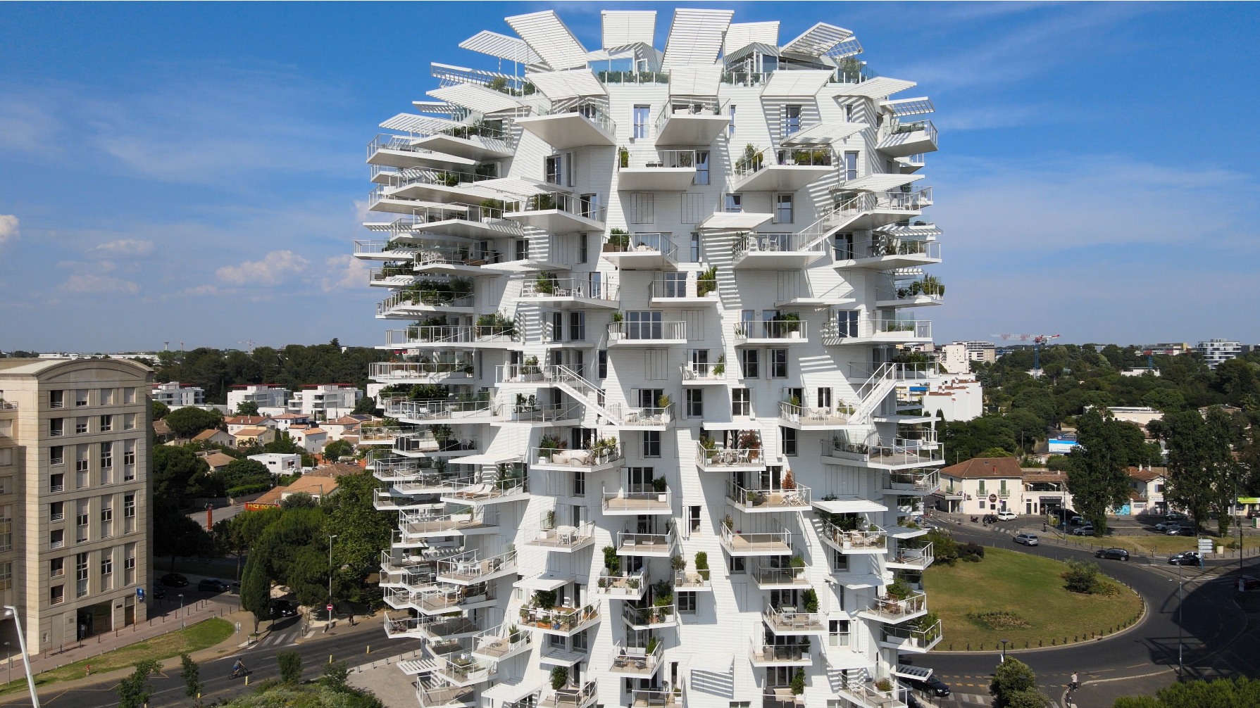 Balkonien extrem: Dieses Haus hat mehr Balkone als Wohnungen!