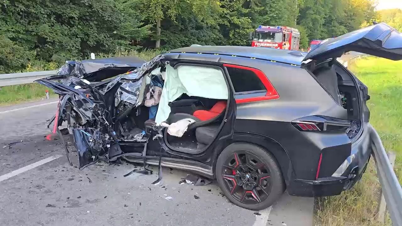 Schwerer Unfall in Oberbayern: Vier Menschen teils schwerst verletzt