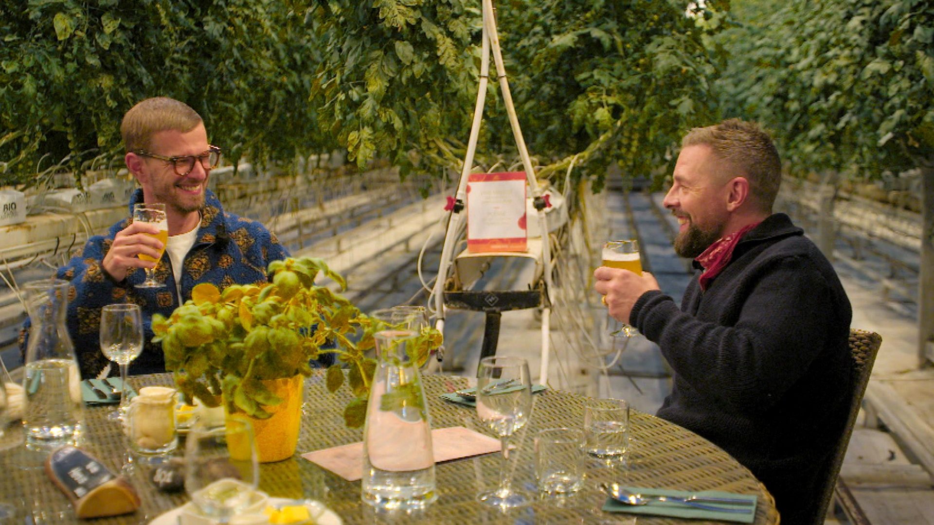 Joko und Klaas eskalieren mit Tomaten-Bier und Tomaten-Schnaps