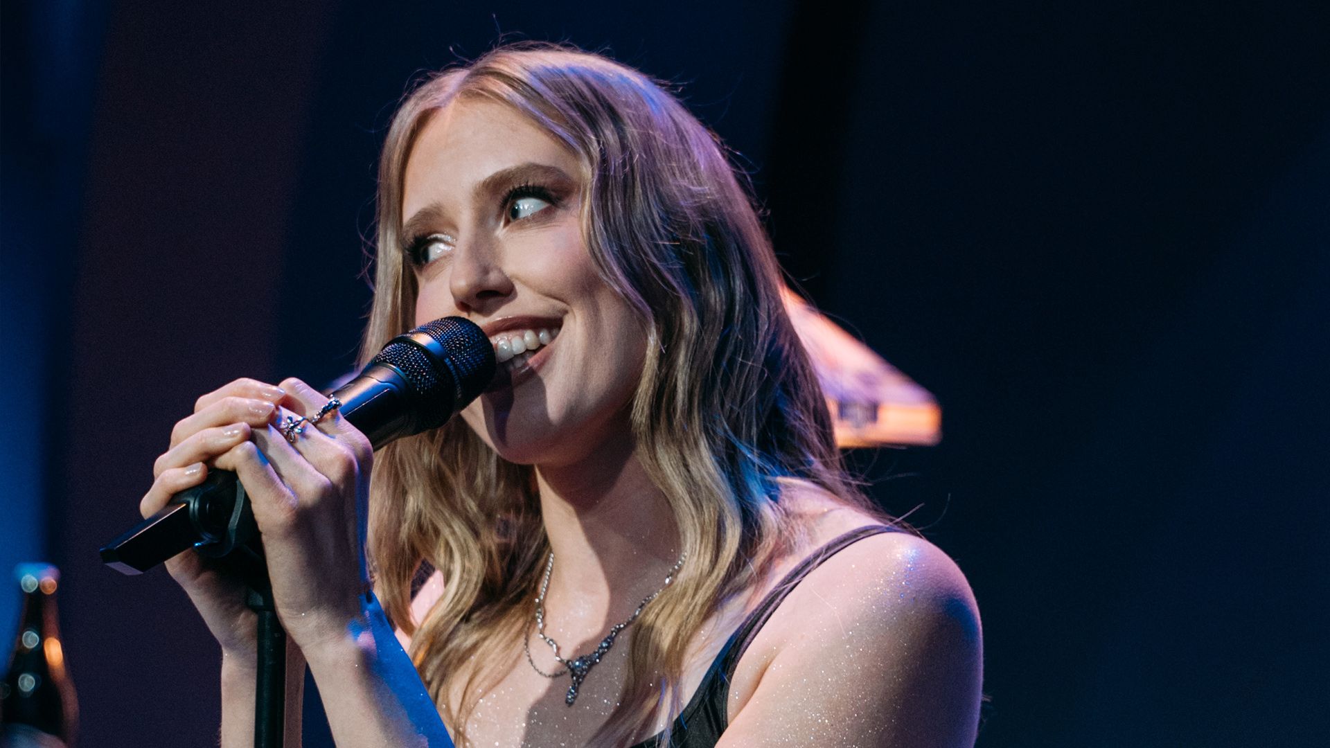LEA singt Songs für die Warteschleife
