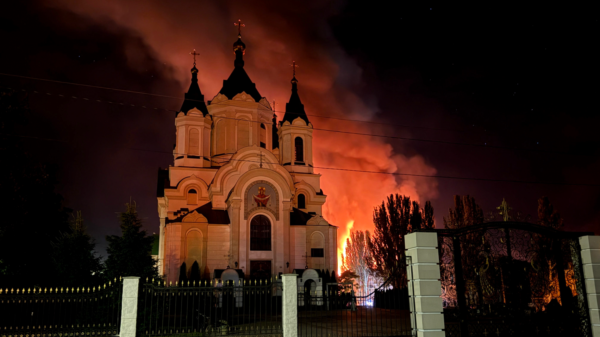 Ukrainischer Wohnblock in Flammen