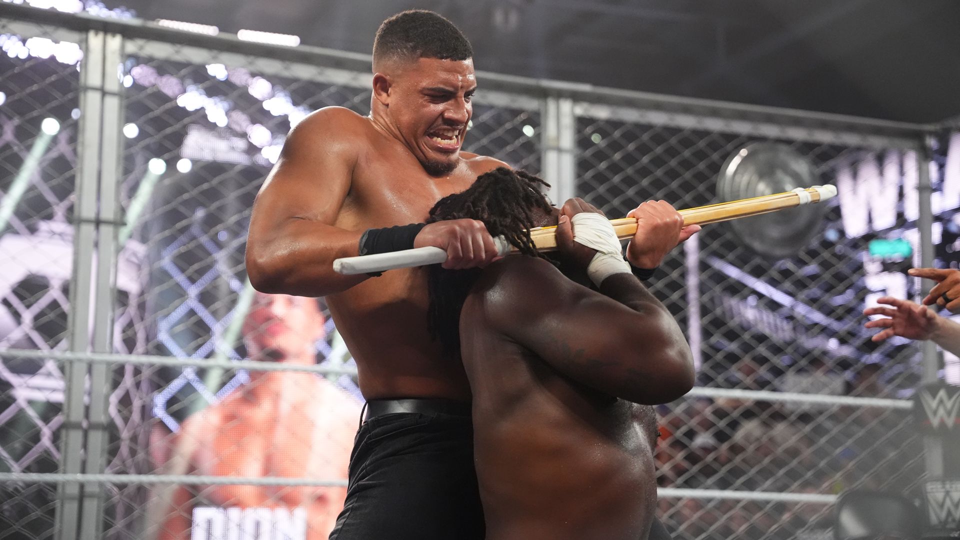 Ungehemmte Brutalität: Das Steelcage Match mit Dion Lennox und Saquon Shugars