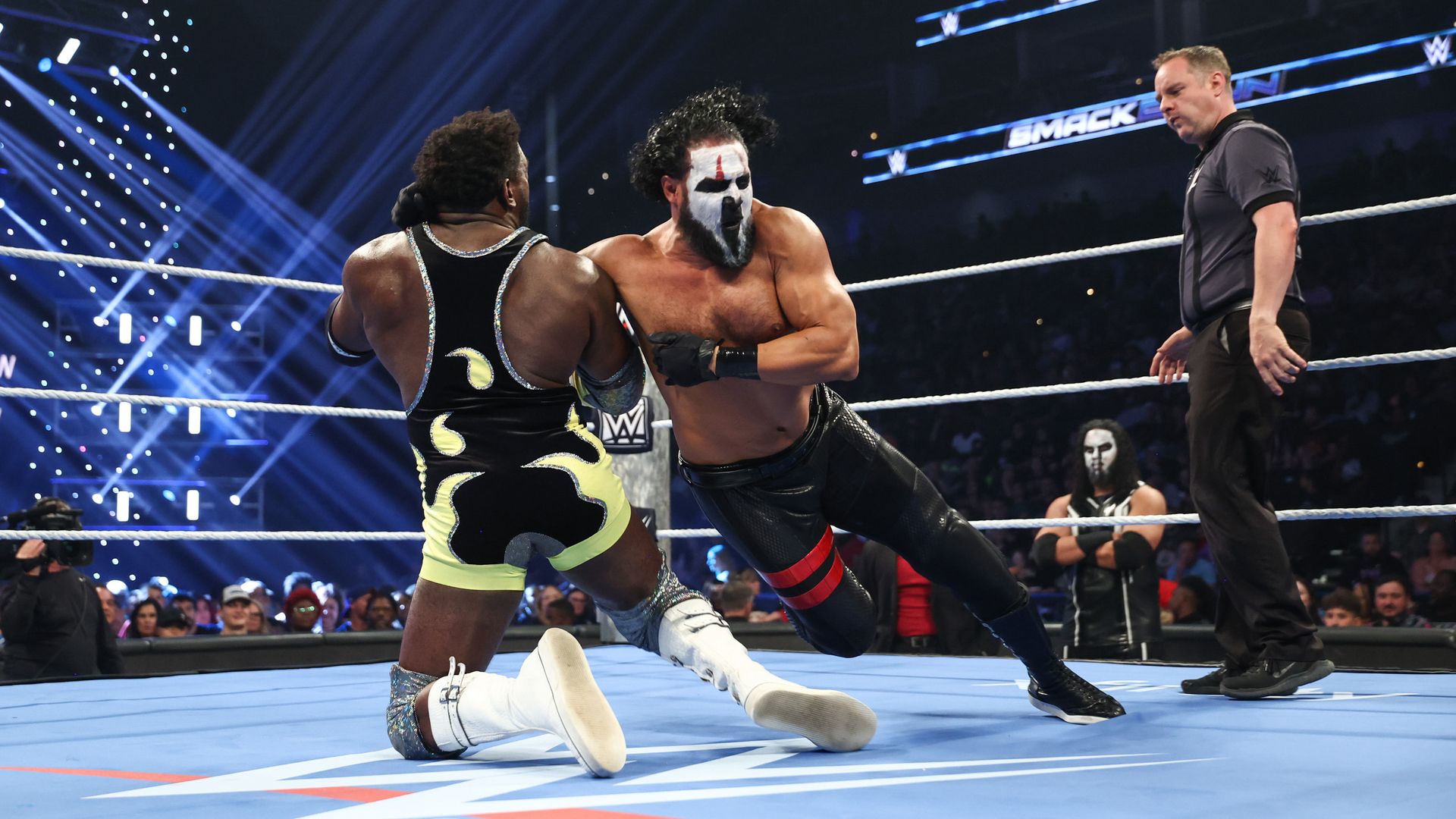 Royce Keys stellt sich Tama Tonga im Ring