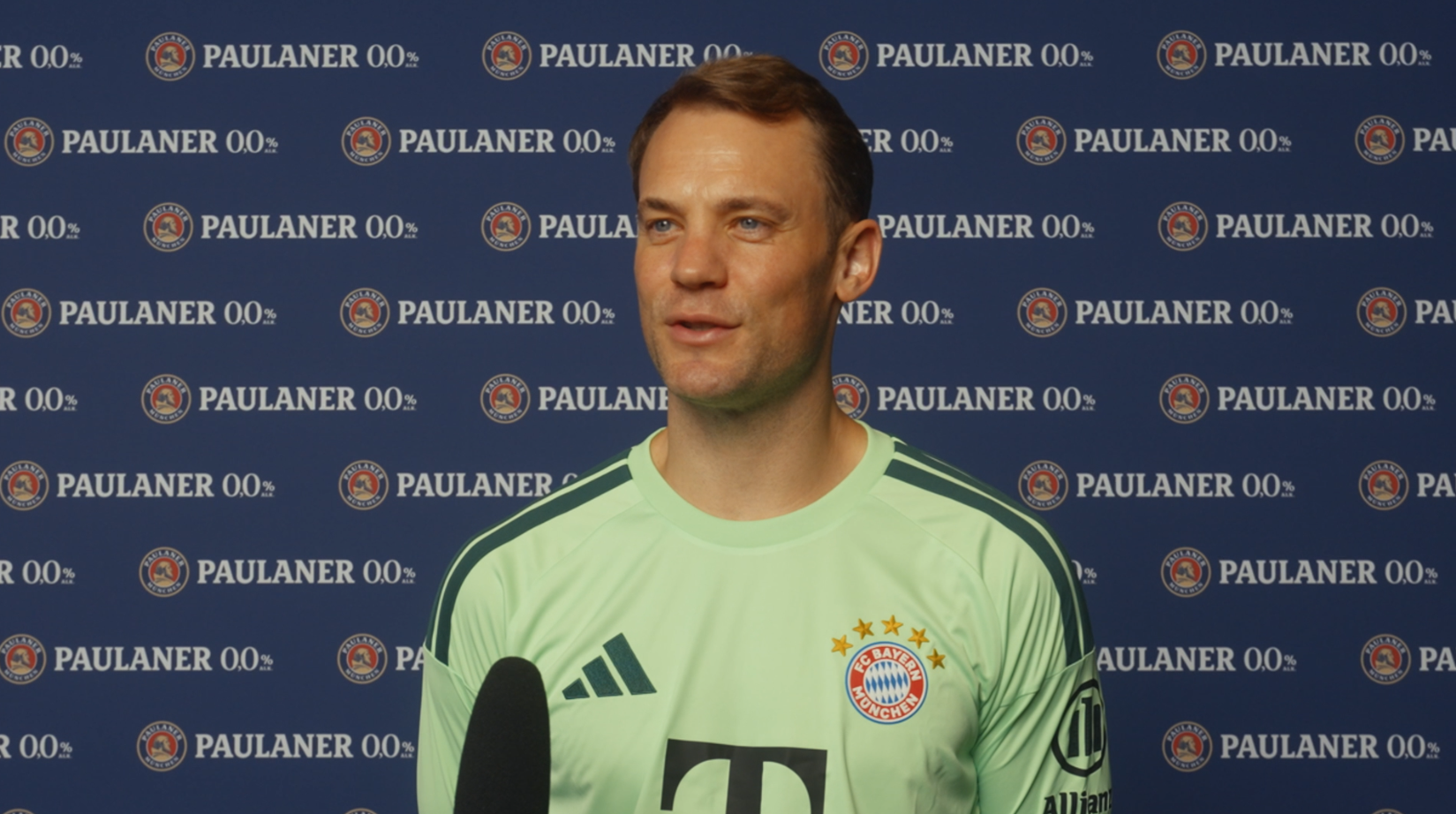 FC Bayern - Manuel Neuer witzelt über Neuzugang: "Er muss noch Squads machen"