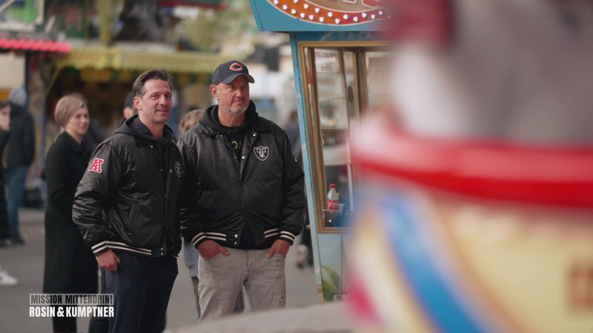 Einweiser auf dem Hamburger Dom: Frank und Alex packen mit an