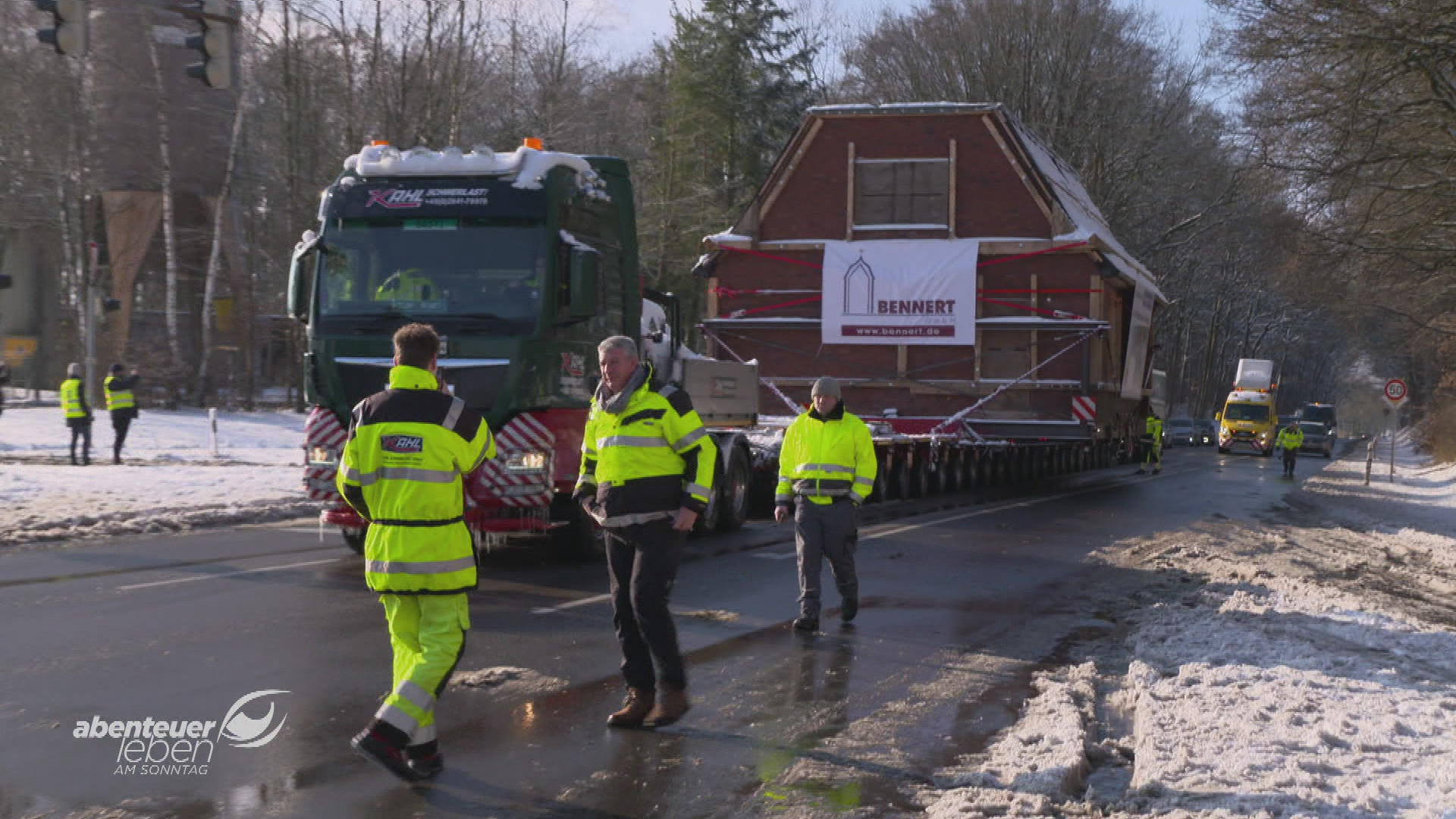 Ein Haus zieht um! "Abenteuer Leben" begleitet spektakulären Schwertransport