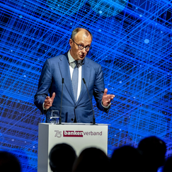 Merz: Rente reicht im Alter nicht