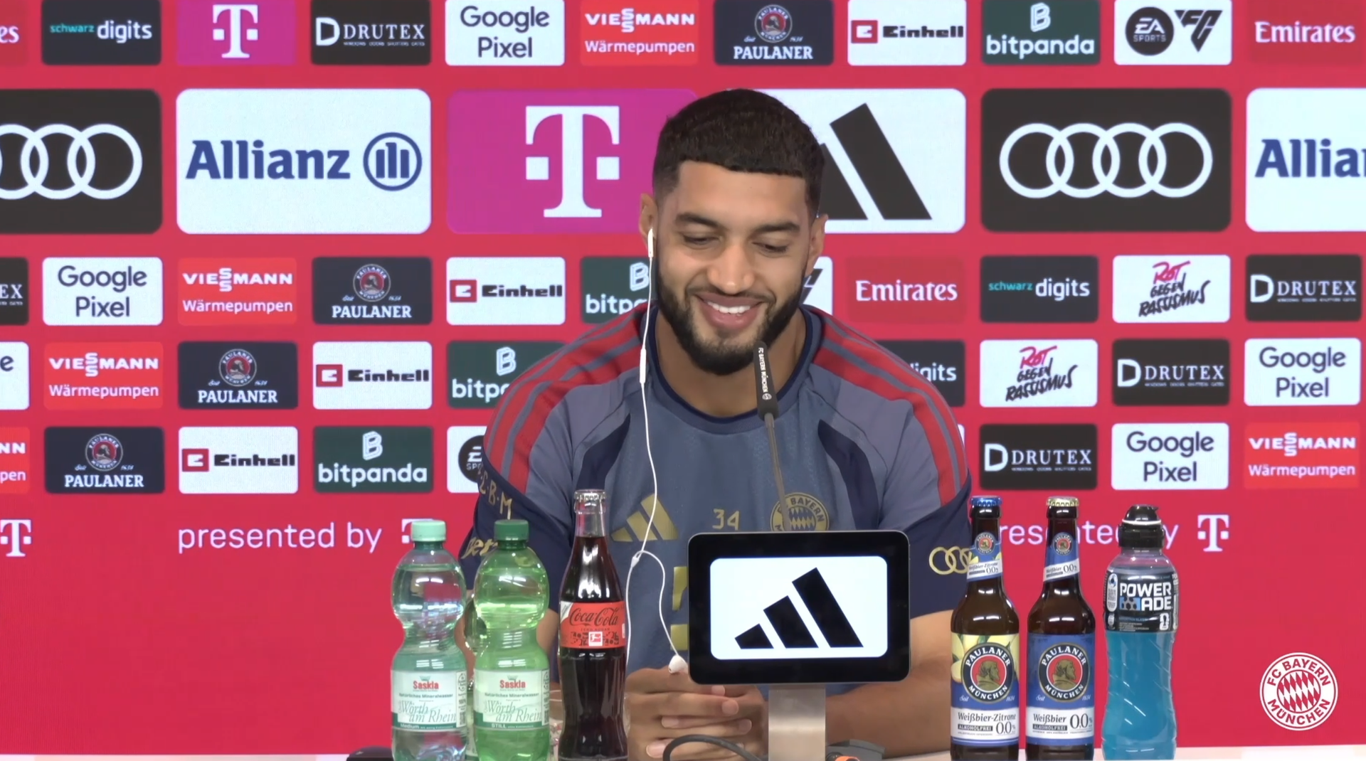 FC Bayern: Saibari stellt sich vor - hier muss der Neuzugang schmunzeln