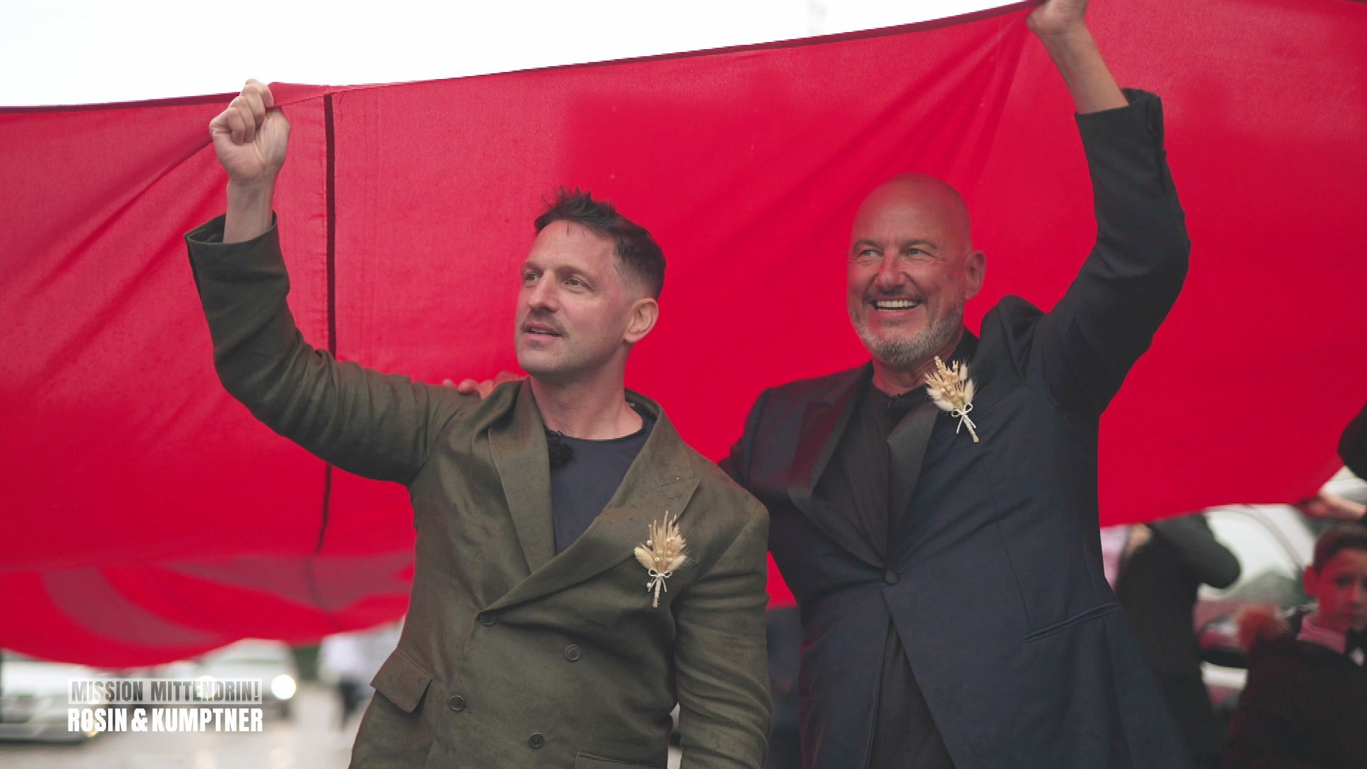Traditionelle türkische Brautabholung: Alex und Frank mittendrin