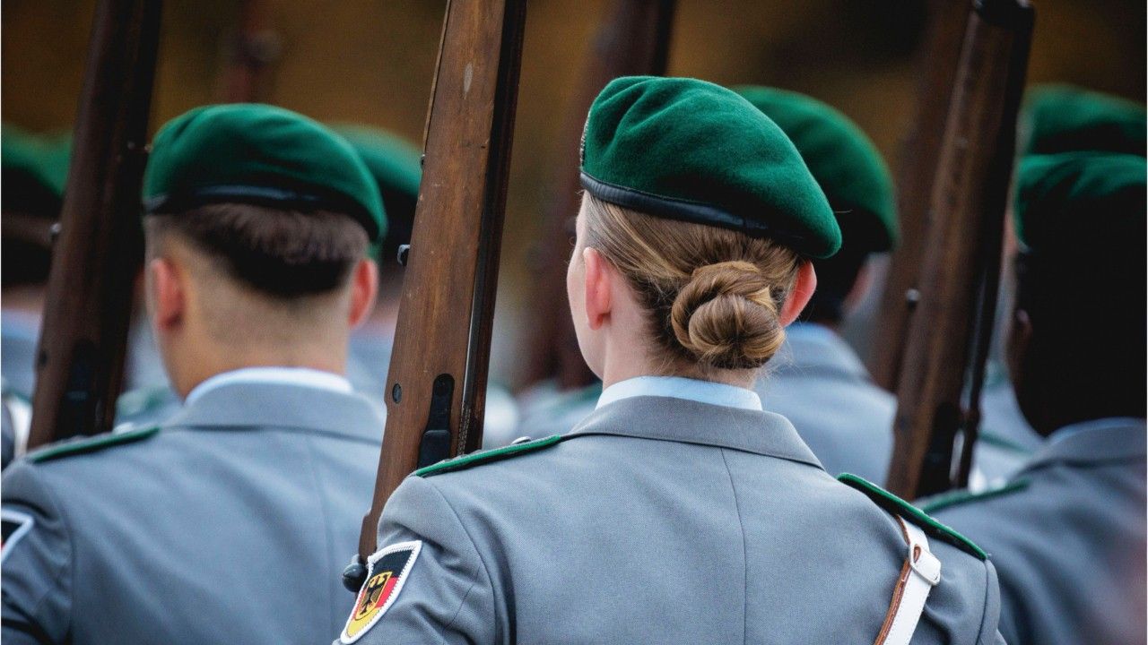 Linke gegen Wehrpflicht auch für Frauen