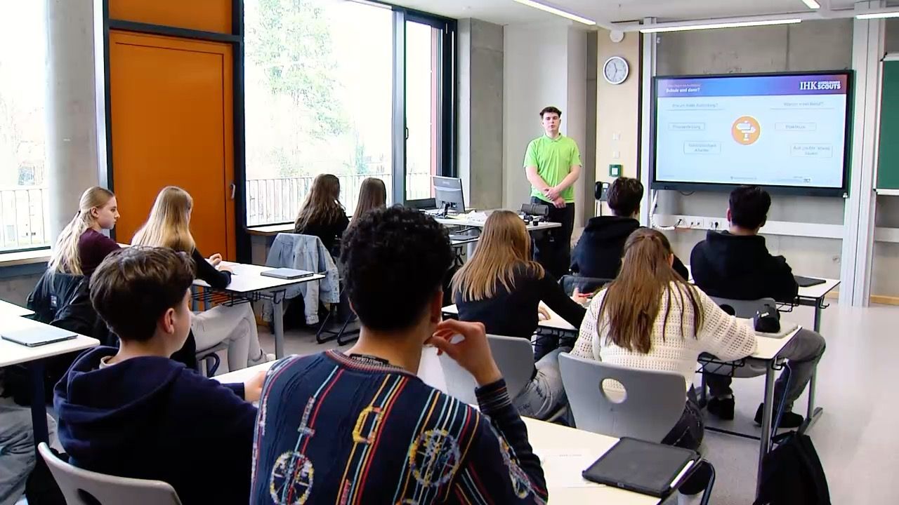 Ausbildung hautnah: Azubi-Scout zeigt Schülern Arbeitsalltag in Neuburg